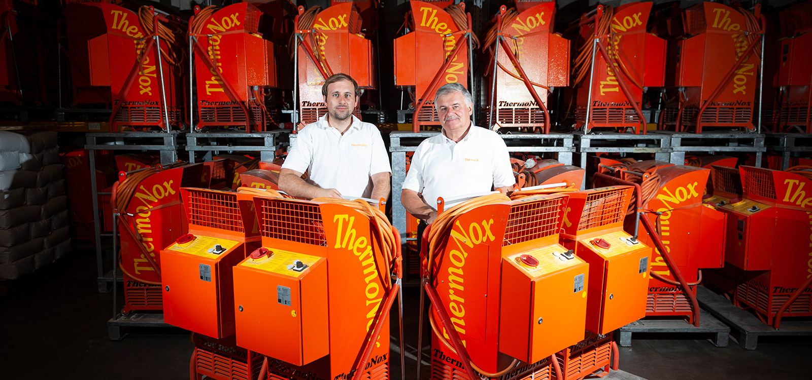 Die Geschäftsführer Hans und Martin Hofmeir mit ThermoNox®-Öfen